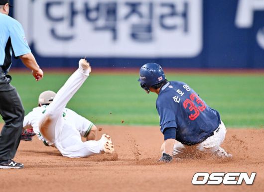 [OSEN=고척, 민경훈 기자] 24일 오후 서울 고척스카이돔에서 ‘2025 신한 SOL Bank KBO리그’ 키움 히어로즈와 롯데 자이언츠의 경기가 열렸다.이날 키움은 정현우, 롯데는 감보아를 선발로 내세웠다.7회초 무사 주자 1루 롯데 한태양 타석에서 1루 주자 손호영이 2루 도루에 성공하고 있다. 2025.07.24 / rumi@osen.co.kr