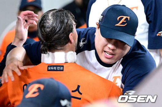 [OSEN=대전, 최규한 기자] 25일 대전 한화생명볼파크에서 ‘2025 신한 SOL Bank KBO리그’ 한화 이글스와 SSG 랜더스의 경기가 열렸다.홈팀 한화는 라이언 와이스, 방문팀 SSG는 드류 앤더슨을 선발로 내세웠다.7회초 SSG 공격을 무실점으로 막아낸 한화 선발 라이언 와이스가 동료 투수 류현진과 인사를 나누고 있다. 2025.07.25 / dreamer@osen.co.kr