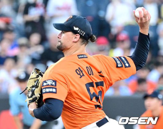 [OSEN=대전, 최규한 기자] 25일 대전 한화생명볼파크에서 ‘2025 신한 SOL Bank KBO리그’ 한화 이글스와 SSG 랜더스의 경기가 열렸다.홈팀 한화는 라이언 와이스, 방문팀 SSG는 드류 앤더슨을 선발로 내세웠다.2회초 한화 선발 라이언 와이스가 힘차게 공을 뿌리고 있다. 2025.07.25 / dreamer@osen.co.kr