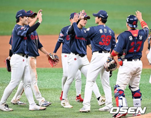 [OSEN=고척, 민경훈 기자] 24일 오후 서울 고척스카이돔에서 ‘2025 신한 SOL Bank KBO리그’ 키움 히어로즈와 롯데 자이언츠의 경기가 열렸다.이 경기에서 롯데는 키움에 4-0으로 승리하며 2연승을 질주했다. 주중 3연전 위닝시리즈를 챙긴 롯데는 이날 승리로 시즌 50승 3무 42패 승률 .543을 기록하며 1위 한화, 2위 LG에 이어서 올 시즌 리그 세 번째로 50승을 달성했다.고승민은 시즌 3호 홈런을 포함해 4타수 2안타 2타점 1득점으로 활약하며 결승타의 주인공이 됐다. 선발투수 알렉 감보아는 7이닝 2피안타 1볼넷 9탈삼진 무실점 호투로 시즌 7승을 수확했다.경기를 마치고 롯데 선수들이 승리의 기쁨을 나누고 있다. 2025.07.24 / rumi@osen.co.kr