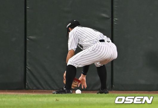 [OSEN=부산, 이석우 기자] 25일 부산 사직야구장에서 2025 신한 SOL 뱅크 KBO 리그 롯데 자이언츠와 KIA 타이거즈의 경기가 열렸다. 홈팀 롯데는 데이비슨이, 방문팀 KIA는 김건국이 선발 출전했다.롯데 자이언츠 황성빈이 7회초 1사 KIA 타이거즈 박찬호의 타구를 놓치고 있다. 2025.07.25 / foto0307@osen.co.kr