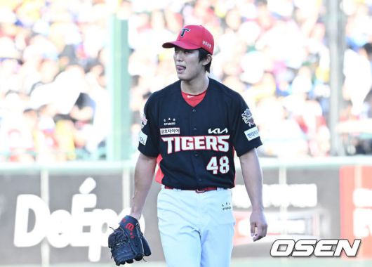 [OSEN=부산, 이석우 기자] 26일 부산 사직야구장에서 2025 신한 SOL 뱅크 KBO 리그 롯데 자이언츠와 KIA 타이거즈의 경기가 열렸다. 홈팀 롯데는 이민석이, 방문팀 KIA는 이의리가 선발 출전했다.KIA 타이거즈 이의리가 1회말 2실점 후 아쉬워하고 있다. 2025.07.26 / foto0307@osen.co.kr