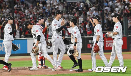 [OSEN=부산, 이석우 기자] 26일 부산 사직야구장에서 2025 신한 SOL 뱅크 KBO 리그 롯데 자이언츠와 KIA 타이거즈의 경기가 열렸다. 홈팀 롯데는 이민석이, 방문팀 KIA는 이의리가 선발 출전했다.롯데 자이언츠 선수들이 KIA 타이거즈에 9-4로 승리한 후 기쁨을 나누고 있다. 2025.07.26 / foto0307@osen.co.kr