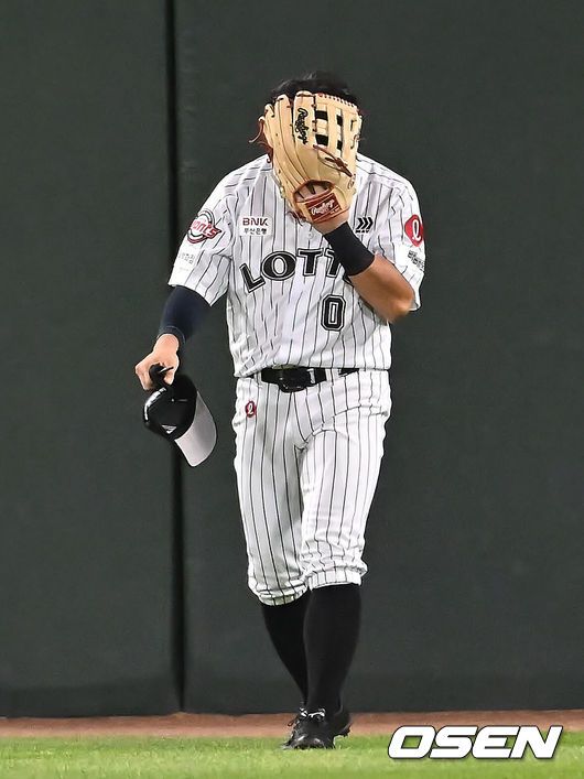 [OSEN=부산, 이석우 기자] 25일 부산 사직야구장에서 2025 신한 SOL 뱅크 KBO 리그 롯데 자이언츠와 KIA 타이거즈의 경기가 열렸다. 홈팀 롯데는 데이비슨이, 방문팀 KIA는 김건국이 선발 출전했다.롯데 자이언츠 황성빈이 7회초 1사 KIA 타이거즈 박찬호의 타구를 놓치고 아쉬워하고 있다. 2025.07.25 / foto0307@osen.co.kr