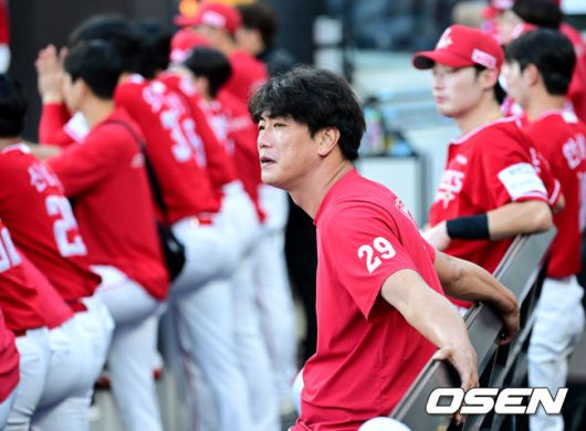 [OSEN=대전, 최규한 기자] 25일 대전 한화생명볼파크에서 ‘2025 신한 SOL Bank KBO리그’ 한화 이글스와 SSG 랜더스의 경기가 열렸다.홈팀 한화는 라이언 와이스, 방문팀 SSG는 드류 앤더슨을 선발로 내세웠다.SSG 투수 김광현이 더그아웃에서 경기를 주시하고 있다. 2025.07.25 / dreamer@osen.co.kr