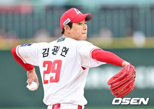 [OSEN=인천, 김성락 기자] 16일 오후 SSG 랜더스 필드에서 ‘2025 신한 SOL BANK KBO리그’ SSG 랜더스와 한화 이글스의 경기가 열렸다.이날 SSG는 김광현을, 한화는 와이스를 선발투수로 내세웠다. 1회초 SSG 선발 김광현이 마운드에 올라 힘차게 공을 뿌리고 있다. 2025.04.16 / ksl0919@osen.co.kr