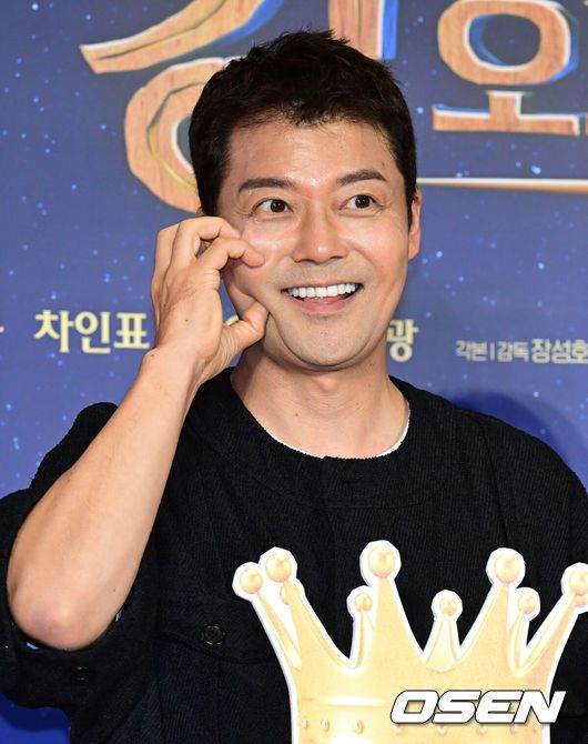 [OSEN=조은정 기자]영화 '킹 오브 킹스'(감독 장성호, 제작 모팩스튜디오, 배급 디스테이션, 공동배급 시테스) VIP 포토월 행사가 9일 서울 강남구 메가박스 코엑스에서 열렸다.'킹 오브 킹스'는 이병헌, 진선규, 이하늬, 양동근, 차인표, 권오중, 장광 등 대한민국 대표 배우들이 목소리 연기로 참여한 글로벌 K-애니메이션이다. 한국어 더빙판과 할리우드 배우들이 참여한 자막판은 오는 16일, 전국 극장에서 동시 개봉된다.전현무가 포즈를 취하고 있다. 2025.07.09 /cej@osen.co.kr