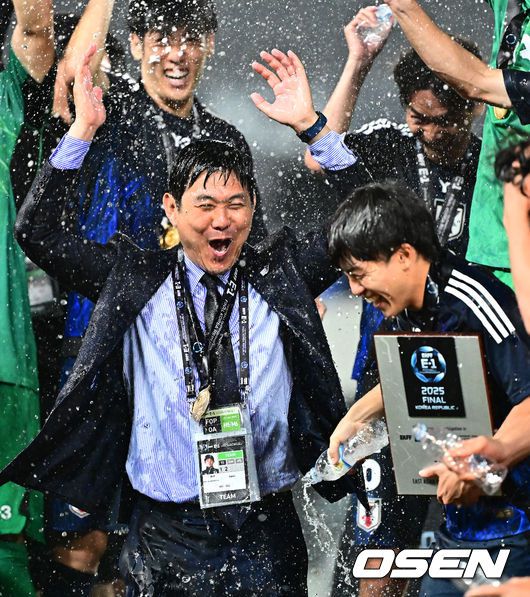 [OSEN=용인, 지형준 기자] 대굴욕이다. 한국축구가 일본에 사상 첫 3연패를 당했다.홍명보 감독이 이끄는 남자축구대표팀은 15일 오후 7시 24분 용인 미르스타디움에서 개최되는 2025 동아시아축구연맹(EAFF) E-1 챔피언십(동아시안컵) 3차전에서 숙적 일본에게 0-1로 패해 우승컵 탈환에 실패했다.대회 3승의 일본이 통산 세 번째 우승을 달성했다. 일본은 안방의 한국을 누르고 대회 2연패까지 가져갔다. 한국은 여전히 5회 우승으로 최다우승이지만 2개 대회 연속 일본에 밀렸다.경기를 마치고 일본 모리야스 하지메 감독이 선수들과 우승을 기뻐하고 있다. 2025.07.15 / jpnews@osen.co.kr