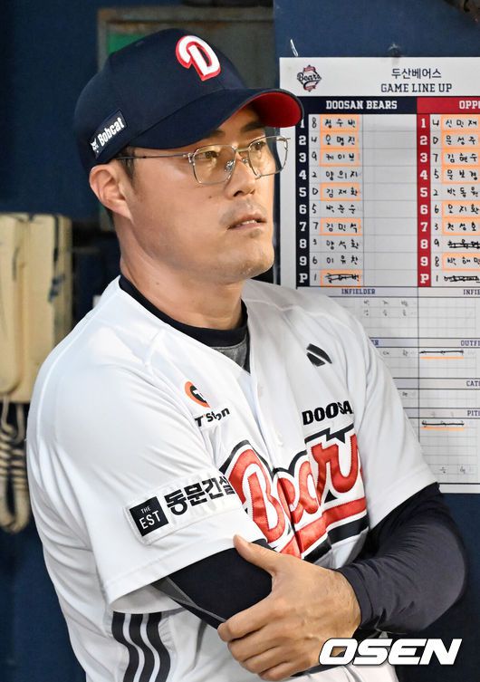 [OSEN=잠실, 민경훈 기자] 25일 오후 서울 잠실야구장에서 2025 신한 SOL Bank KBO리그 두산 베어스와 LG 트윈스의 경기가 열렸다.이날 두산은 콜어빈, LG는 에르난데스를 선발로 내세웠다.두산 조성환 감독 대행이 덕아웃에서 경기를 주시하고 있다. 2025.07.25 / rumi@osen.co.kr