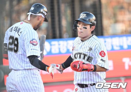 [OSEN=부산, 이석우 기자] 26일 부산 사직야구장에서 2025 신한 SOL 뱅크 KBO 리그 롯데 자이언츠와 KIA 타이거즈의 경기가 열렸다. 홈팀 롯데는 이민석이, 방문팀 KIA는 이의리가 선발 출전했다.롯데 자이언츠 황성빈이 1회말 1사 2루 손호영의 우중간 1타점 2루타때 득점을 올리고 하이파이브를 하고 있다. 2025.07.26 / foto0307@osen.co.kr