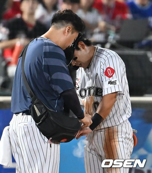 [OSEN=부산, 이석우 기자] 26일 부산 사직야구장에서 2025 신한 SOL 뱅크 KBO 리그 롯데 자이언츠와 KIA 타이거즈의 경기가 열렸다. 홈팀 롯데는 이민석이, 방문팀 KIA는 이의리가 선발 출전했다.롯데 자이언츠 황성빈이 6회말 무사 1루 고승민의 포수 왼쪽 번트 안타때 3루에서 KIA 타이거즈 위즈덤의 주루 방해로 세이프되고 통증을 호소하고 있다. 2025.07.26 / foto0307@osen.co.kr