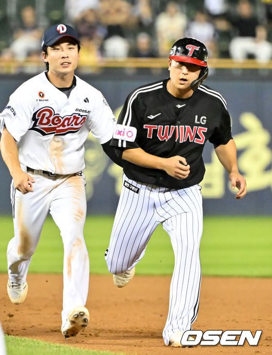 [OSEN=잠실, 민경훈 기자] 25일 오후 서울 잠실야구장에서 2025 신한 SOL Bank KBO리그 두산 베어스와 LG 트윈스의 경기가 열렸다.이날 두산은 콜어빈, LG는 에르난데스를 선발로 내세웠다.8회초 1사 주자 1루 LG 문보경 타석에서 1루 주자 김주성이 도루를 시도했으나 런다운에 걸리며 태그아웃을 당하고 있다. 2025.07.25 / rumi@osen.co.kr