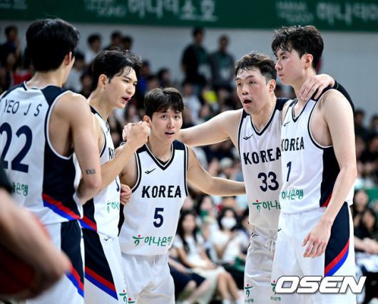 [OSEN=안양, 최규한 기자] 11일 오후 경기도 안양 정관장 아레나에서 ‘2025 남자농구 국가대표 평가전’ 대한민국과 일본의 경기가 열렸다.한국 남자농구 대표팀은 오는 8월 사우디아라비아 제다에서 열리는 '2025 FIBA 아시아컵'을 앞두고 오는 20일까지 일본, 카타르와 평가전을 갖는다.2쿼터, 한국 이승현을 비롯한 선수들이 코트에서 대화를 나누고 있다. 2025.07.11 / dreamer@osen.co.kr