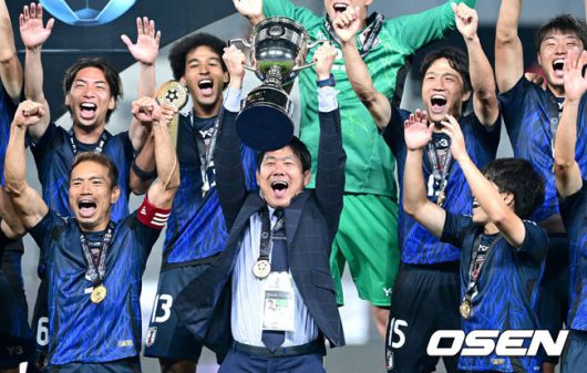 [OSEN=용인, 최규한 기자] 한국축구가 일본에 사상 첫 3연패를 당했다.홍명보 감독이 이끄는 남자축구대표팀은 15일 오후 용인 미르스타디움에서 열린 2025 동아시아축구연맹(EAFF) E-1 챔피언십(동아시안컵) 3차전에서 숙적 일본에게 0-1로 패해 우승컵 탈환에 실패했다.우승을 거머쥔 일본 모리야스 하지메 감독이 트로피를 들어올리며 선수들과 환호하고 있다. 2025.07.15 / dreamer@osen.co.kr