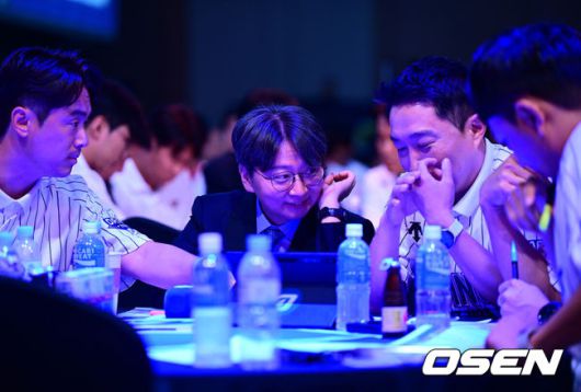[OSEN=지형준 기자] 11일 오후서울 잠실 롯데호텔 월드에서 2025 KBO 신인 드래프트가 열렸다.2025 KBO신인 드래프트는 전면 드래프트 방식으로 진행된다. 지명은 1라운드부터 11라운드까지 이뤄지며, 2023년도 구단 순위의 역순인 키움-한화-삼성-롯데-KIA-두산-NC-SSG-KT-LG 순서로 실시된다.NC 임선남 단장이 스카우터들과 신중을 기하고 있다. 2024.09.11 / jpnews@osen.co.kr
