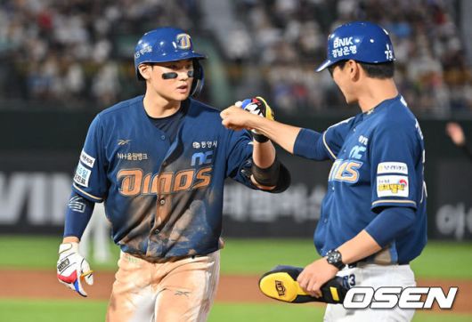 [OSEN=부산, 이석우 기자] 30일 부산 사직야구장에서 2025 신한 SOL 뱅크 KBO 리그 롯데 자이언츠와 NC 다이노스의 경기가 열렸다. 홈팀 롯데는 감보아가, 방문팀 NC는 목지훈이 선발 출전했다.NC 다이노스 김주원이 6회초 무사 1,2루 좌익수 앞 동점 1타점 안타를 치고 하이파이브를 하고 있다. 2025.07.30 / foto0307@osen.co.kr