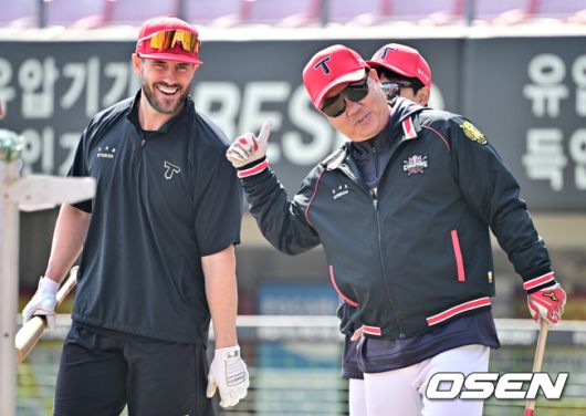 이범호 감독과 패트릭 위즈덤./OSEN DB