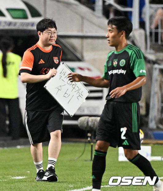 [OSEN=수원, 지형준 기자] 30일 오후 수원월드컵경기장에서 2025 쿠팡플레이 시리즈 팀 K리그와 프리미어리그의 명문 클럽 뉴캐슬 유나이티드의 경기가 열렸다.뉴캐슬의 한국 방문은 창단 133년 만에 처음이다. 국내에서 뉴캐슬의 인지도는 상대적으로 낮은 편이지만, 최근 박승수의 영입으로 주목받고 있다. 뉴캐슬은 팀 K리그와 경기에 이어 8월 3일 서울월드컵경기장에서 토트넘 홋스퍼와 경기를 치른다.전반 감스트가 칠판으로 작전을 지시하고 있다. 2025.07.30 / jpnews@osen.co.kr