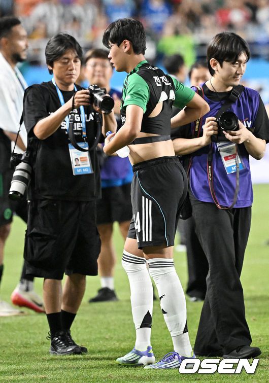 [OSEN=수원, 지형준 기자] 팀 K리그가 '프리미어리그 명문' 뉴캐슬 유나이티드를 꺾으며 한국 축구의 자존심을 보여줬다. 박승수(18)도 열흘 만에 돌아온 수원월드컵경기장에서 짧게나마 뉴캐슬 비공식 데뷔전을 소화했다.팀 K리그는 30일 오후 8시 수원월드컵경기장에서 열린'2025 쿠팡플레이 시리즈' 1경기에서 뉴캐슬 유나이티드를 상대로 1-0 승리를 거뒀다.이로써 필승을 다짐했던 팀 K리그는 뉴캐슬을 상대로 저력을 증명하며 바라던 바를 이뤘다. 반면 뉴캐슬은 친선경기이긴 하지만, 3연패에 빠지며 아쉬움을 남겼다.경기를 마치고 뉴캐슬 박승수가 전진우와 유니폼을 교환하고 이동하고 있다. 2025.07.30 / jpnews@osen.co.kr