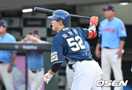 [OSEN=부산, 이석우 기자] 30일 부산 사직야구장에서 2025 신한 SOL 뱅크 KBO 리그 롯데 자이언츠와 NC 다이노스의 경기가 열렸다. 홈팀 롯데는 감보아가, 방문팀 NC는 목지훈이 선발 출전했다.NC 다이노스 최원준이 2회초 2사 1,2루 우익수 앞 1타점 안타를 치고 있다. 2025.07.30 / foto0307@osen.co.kr