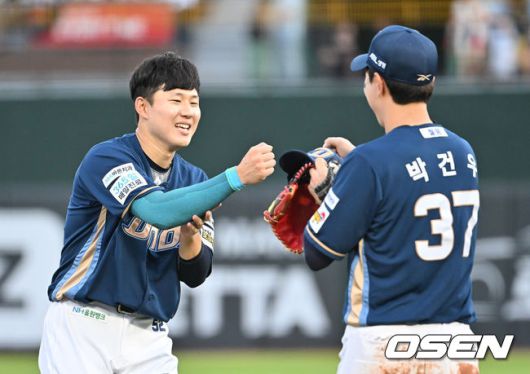 [OSEN=부산, 이석우 기자] 30일 부산 사직야구장에서 2025 신한 SOL 뱅크 KBO 리그 롯데 자이언츠와 NC 다이노스의 경기가 열렸다. 홈팀 롯데는 감보아가, 방문팀 NC는 목지훈이 선발 출전했다.NC 다이노스 최원준이 2회초 2사 1,2루 우익수 앞 1타점 안타를 치고 이닝 교체때 박건우와 하이파이브를 하고 있다. 2025.07.30 / foto0307@osen.co.kr