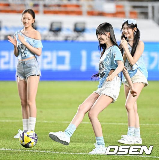 [OSEN=수원, 지형준 기자] 팀 K리그가 '프리미어리그 명문' 뉴캐슬 유나이티드를 꺾으며 한국 축구의 자존심을 보여줬다. 박승수(18)도 열흘 만에 돌아온 수원월드컵경기장에서 짧게나마 뉴캐슬 비공식 데뷔전을 소화했다.팀 K리그는 30일 오후 8시 수원월드컵경기장에서 열린'2025 쿠팡플레이 시리즈' 1경기에서 뉴캐슬 유나이티드를 상대로 1-0 승리를 거뒀다.이로써 필승을 다짐했던 팀 K리그는 뉴캐슬을 상대로 저력을 증명하며 바라던 바를 이뤘다. 반면 뉴캐슬은 친선경기이긴 하지만, 3연패에 빠지며 아쉬움을 남겼다.경기에 앞서 아이브 리즈가 시축을 하고 있다. 2025.07.30 / jpnews@osen.co.kr