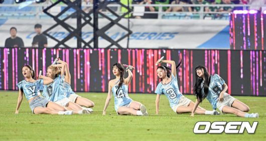 [OSEN=수원, 지형준 기자] 팀 K리그가 '프리미어리그 명문' 뉴캐슬 유나이티드를 꺾으며 한국 축구의 자존심을 보여줬다. 박승수(18)도 열흘 만에 돌아온 수원월드컵경기장에서 짧게나마 뉴캐슬 비공식 데뷔전을 소화했다.팀 K리그는 30일 오후 8시 수원월드컵경기장에서 열린'2025 쿠팡플레이 시리즈' 1경기에서 뉴캐슬 유나이티드를 상대로 1-0 승리를 거뒀다.이로써 필승을 다짐했던 팀 K리그는 뉴캐슬을 상대로 저력을 증명하며 바라던 바를 이뤘다. 반면 뉴캐슬은 친선경기이긴 하지만, 3연패에 빠지며 아쉬움을 남겼다.걸그룹 아이브가 하프타임 공연을 선보이고 있다. 2025.07.30 / jpnews@osen.co.kr