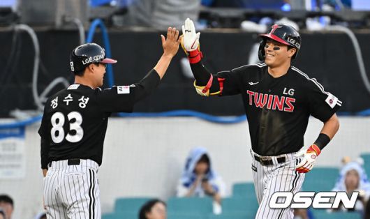 [OSEN=대구, 이석우 기자] 1일 대구삼성라이온즈파크에서 2025 신한 SOL 뱅크 KBO 리그 삼성 라이온즈와 LG 트윈스의 경기가 열렸다. 홈팀 삼성은 후라도가, 방문팀 LG는 임찬규가 선발 출전했다. LG 트윈스 천성호가 3회초 1사 우월 솔로 홈런을 치고 하이파이브를 하고 있다. 2025.08.01 / foto0307@osen.co.kr