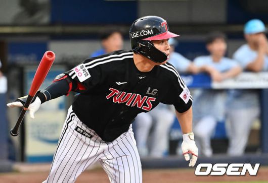 [OSEN=대구, 이석우 기자] 1일 대구삼성라이온즈파크에서 2025 신한 SOL 뱅크 KBO 리그 삼성 라이온즈와 LG 트윈스의 경기가 열렸다. 홈팀 삼성은 후라도가, 방문팀 LG는 임찬규가 선발 출전했다. LG 트윈스 문성주가 3회초 2사 3루 우중간 동점 1타점 안타를 치고 있다. 2025.08.01 / foto0307@osen.co.kr