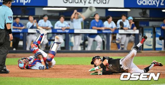 [OSEN=대구, 이석우 기자] 1일 대구삼성라이온즈파크에서 2025 신한 SOL 뱅크 KBO 리그 삼성 라이온즈와 LG 트윈스의 경기가 열렸다. 홈팀 삼성은 후라도가, 방문팀 LG는 임찬규가 선발 출전했다. LG 트윈스 박해민이 7회초 2사 2루 신민재의 좌익수 왼쪽 안타때 득점을 올리고 있다. 2025.08.01 / foto0307@osen.co.kr