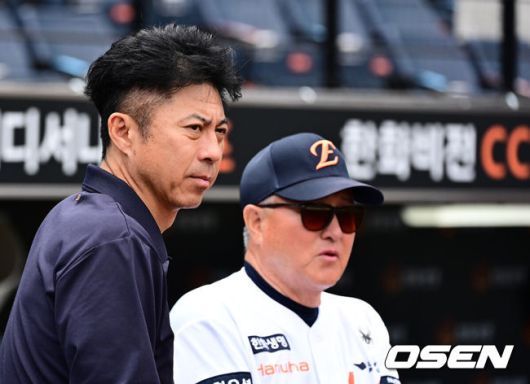 [OSEN=대전, 지형준 기자] 한화 손혁 단장과 김경문 감독이 이야기를 나누고 있다. 2025.06.14 /jpnews@osen.co.kr