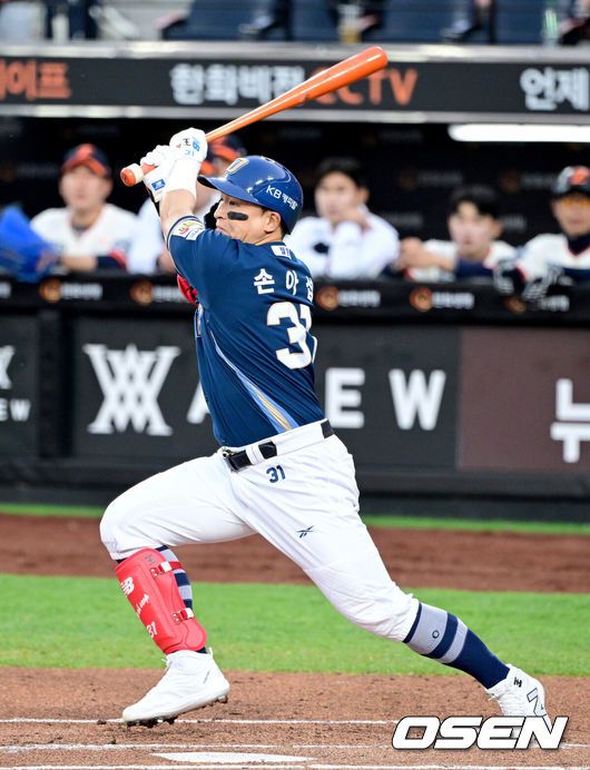[OSEN=대전, 최규한 기자] 1회초 2사 주자없는 상황 NC 손아섭이 안타를 날리고 있다. 2025.04.18 / dreamer@osen.co.kr