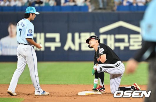 [OSEN=대구, 이석우 기자] 1일 대구삼성라이온즈파크에서 2025 신한 SOL 뱅크 KBO 리그 삼성 라이온즈와 LG 트윈스의 경기가 열렸다. 홈팀 삼성은 후라도가, 방문팀 LG는 임찬규가 선발 출전했다. LG 트윈스 박해민이 7회초 2사 1루 신민재 타석때 2루 도루를 성공하고 있다. 2025.08.01 / foto0307@osen.co.kr