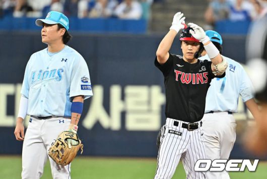 [OSEN=대구, 이석우 기자] 1일 대구삼성라이온즈파크에서 2025 신한 SOL 뱅크 KBO 리그 삼성 라이온즈와 LG 트윈스의 경기가 열렸다. 홈팀 삼성은 후라도가, 방문팀 LG는 임찬규가 선발 출전했다. LG 트윈스 구본혁이 4회초 2사 2루 중견수 앞 안타를 치고 2루까지 진루해 세리머니를 하고 있다. 2025.08.01 / foto0307@osen.co.kr