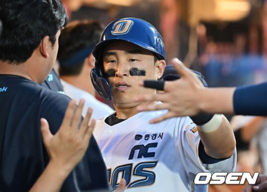 [OSEN=창원, 이석우 기자] NC 손아섭이 5회말 2사 1,2루 김주원의 우익수 앞 1타점 안타때 득점을 올리고 하이파이브를 하고 있다. 2025.07.05 / foto0307@osen.co.kr