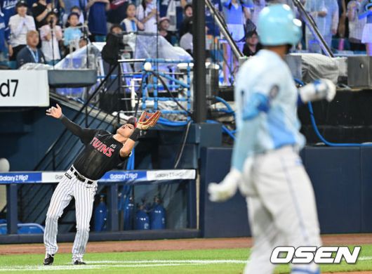 [OSEN=대구, 이석우 기자] 1일 대구삼성라이온즈파크에서 2025 신한 SOL 뱅크 KBO 리그 삼성 라이온즈와 LG 트윈스의 경기가 열렸다. 홈팀 삼성은 후라도가, 방문팀 LG는 임찬규가 선발 출전했다. LG 트윈스 천성호가 7회말 2사 만루 삼성 라이온즈 디아즈의 파울 플라이 타구를 잡고 있다. 2025.08.01 / foto0307@osen.co.kr