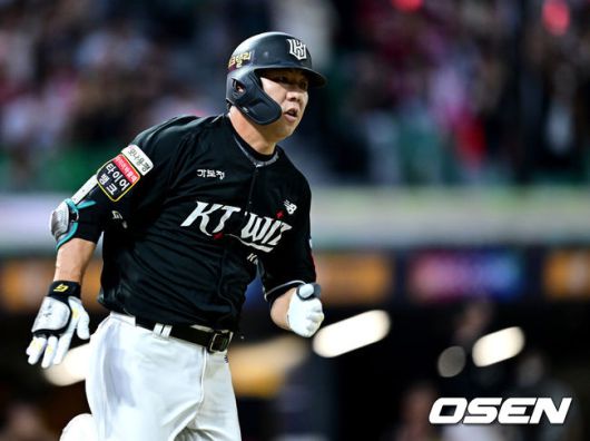 [OSEN=인천, 최규한 기자] 10일 인천 SSG랜더스필드에서 ‘2025 신한 SOL Bank KBO리그’ SSG 랜더스와 KT 위즈의 경기가 열렸다.홈팀 SSG는 드류 앤더슨, 방문팀 KT는 고영표를 선발로 내세웠다.7회초 무사 선두타자로 나선 KT 이정훈이 오른쪽 2루타를 날리고 전력질주 하고 있다 . 2025.07.10 / dreamer@osen.co.kr