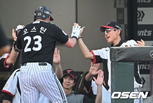 [OSEN=부산, 이석우 기자] 1일 부산 사직야구장에서 2025 신한 SOL 뱅크 KBO 리그 롯데 자이언츠와 LG 트윈스의 경기가 열렸다. 홈팀 롯데는 데이비슨이, 방문팀 LG는 에르난데스가 선발 출전했다.LG 트윈스 염경엽 감독이 3회초 1사 2루 좌월 2점 홈런을 친 오스틴과 하이파이브를 하고 있다. 2025.07.01 / foto0307@osen.co.kr