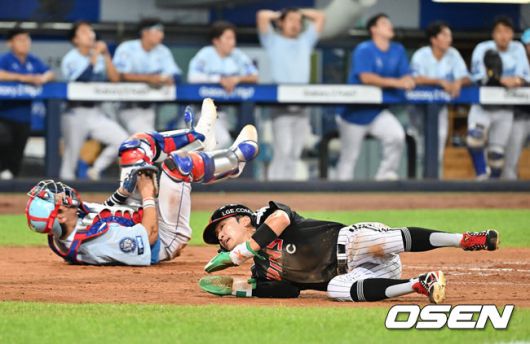[OSEN=대구, 이석우 기자] 1일 대구삼성라이온즈파크에서 2025 신한 SOL 뱅크 KBO 리그 삼성 라이온즈와 LG 트윈스의 경기가 열렸다. 홈팀 삼성은 후라도가, 방문팀 LG는 임찬규가 선발 출전했다. LG 트윈스 박해민이 7회초 2사 2루 신민재의 좌익수 왼쪽 안타때 득점을 올리고 있다. 2025.08.01 / foto0307@osen.co.kr