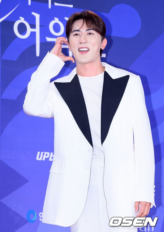 [OSEN=이대선 기자] 제4회 청룡시리즈어워즈 레드카펫 및 포토월 행사가 18일 인천 파라다이스시티에서 열렸다.청룡시리즈어워즈는 2022년 대한민국 최초로 시도된 오리지널 스트리밍 시리즈를 대상으로 하는 시상식이다. 사회는 전현무와 임윤아로 4년 연속 호흡을 맞춘다.개그맨 김원훈이 레드카펫을 밟고 있다. 2025.07.18 /sunday@osen.co.kr