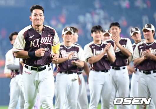 [OSEN=대전, 최규한 기자] 12일 오후 대전 한화생명볼파크에서 ‘2025 신한 SOL Bank KBO리그’ 올스타전이 열렸다.KBO 올스타전 경기는 드림 올스타와 나눔올스타 대표로 나선 총 30명의 선수가 치열한 승부를 펼친다.우수 타자상을 수상한 KT 안현민이 수상에 나서고 있다. 2025.07.12 / dreamer@osen.co.kr