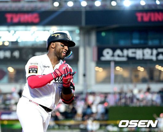 [OSEN=수원, 최규한 기자] 3일 수원 KT위즈파크에서 ‘2025 신한 SOL Bank KBO리그’ KT 위즈와 키움 히어로즈의 경기가 열렸다.홈팀 KT는 고영표, 방문팀 키움은 정현우를 선발로 내세웠다.5회말 1사 1루 상황 KT 로하스가 달아나는 좌월 투런포를 날리고 그라운드를 돌며 기뻐하고 있다. 외국인선수 통산 최다 홈런 신기록 달성(175번째 홈런). 2025.07.03 / dreamer@osen.co.kr