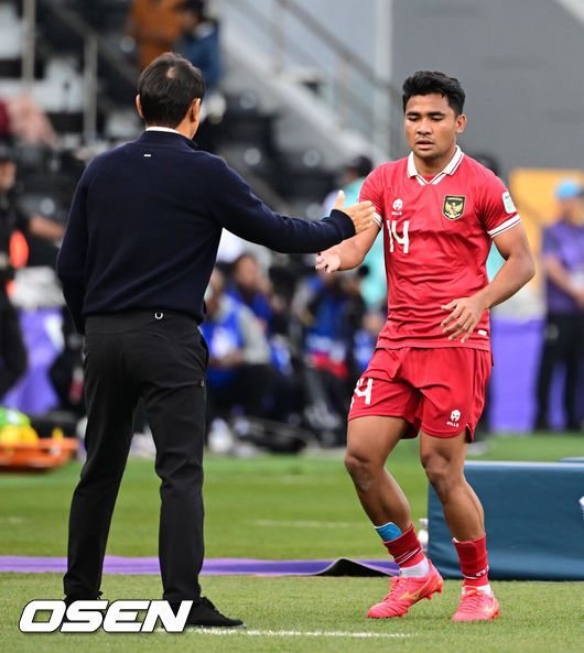 [OSEN=도하(카타르), 지형준 기자] 사상 첫 아시안컵 16강' 기적을 썼던 인도네시아신태용 감독의 매직이 끝났다.신태용 감독이 이끄는 인도네시아는 28일 오후 8시 30분(이하 한국시간) 자심 빈 하마드 스타디움에서 호주와 2023 아시아축구연맹(AFC) 카타르 아시안컵 16강전을 치러 0-4로 패했다.후반 인도네시아 아스나위가 교체되며 신태용 감독과 하이파이브를 하고 있다. 2024.01.28 / jpnews.osen.co.kr