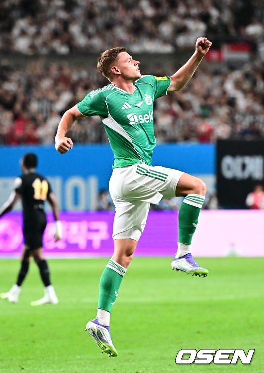 [OSEN=지형준 기자] 3일 오후 서울월드컵경기장에서 쿠팡플레이 시리즈 20252경기, 토트넘 홋스퍼 FC와 뉴캐슬 유나이티드 FC의 프리시즌 친선경기가 열렸다.토트넘 손흥민의 고별전이자 양민혁과 뉴캐슬 박승수의 맞대결로 주목받는 이번 경기는 단순한 프리시즌 친선경기가 아닌, 전설의 마지막, 신예의 등장 교차점이라는 특별한 의미가 더해진다.전반 뉴캐슬 반스가 동점골을 넣고 기뻐하고 있다. 2025.08.03 / jpnews@osen.co.kr