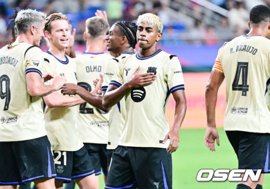 [OSEN=서울월드컵경기장, 박준형 기자] 31일 오후 서울월드컵경기장에서 바르셀로나와 FC서울의 FC바르셀로나 2025 아시아 투어 에디션 한국 경기가 진행됐다.한지 플릭 감독이 이끄는 바르셀로나는 로베르트 레반도프스키를 필두로 하피냐, 다니 올모, 라민 야말이 공격진을, 중원에는 페드리, 프렌키 더 용이 구성하며, 포백은 알레한드로 발데, 로날드 아라우호, 파우 쿠바르시, 쥘 쿤데가 이룬다. 마지막으로 골문은 후안 가르시아가 지킨다.김기동 감독이 지휘하는 서울은 조영욱이 원톱으로 나서고, 문선민, 린가드, 안데르손이 지원 사격한다. 미드필드는 이승모, 정승원이 책임지고, 수비는 김진수, 정태욱, 야잔, 박수일이 구성한다. 골키퍼 장갑은 강현무가 착용한다.전반 바르셀로나 라민 야말이 추가골 넣고 기뻐하고 있다.  2025.07.31 / soul1014@osen.co.kr
