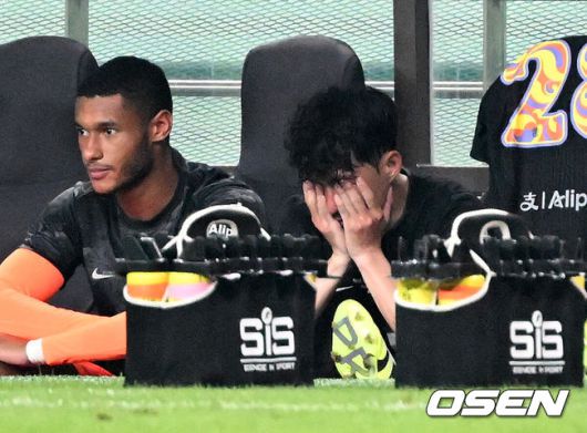 [OSEN=서울월드컵경기장, 이대선 기자] 3일 오후 서울월드컵경기장에서 쿠팡플레이 시리즈 20252경기, 토트넘 홋스퍼 FC와 뉴캐슬 유나이티드 FC의 프리시즌 친선경기가 열렸다.토트넘 손흥민의 고별전이자 양민혁과 뉴캐슬 박승수의 맞대결로 주목받는 이번 경기는 단순한 프리시즌 친선경기가 아닌, 전설의 마지막, 신예의 등장 교차점이라는 특별한 의미가 더해진다.후반 교체된 토트넘 홋스퍼 손흥민이 벤치에서 눈물을 흘리고 있다. 2025.08.03 /sunday@osen.co.kr