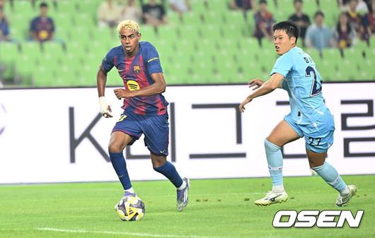 [OSEN=대구, 이석우 기자] 4일 대구스타디움에서 대구FC와 FC 바르셀로나의  2025 아시아 투어 에디션 한국 경기가 열렸다.  FC 바르셀로나는지난달 31일 서울월드컵경기장에서 열린 FC 서울과의 맞대결에서 7-3으로 완승을 거뒀다.FC 바르셀로나 라민 야말이 공격하고 있다. 2025.08.04 / foto0307@osen.co.kr