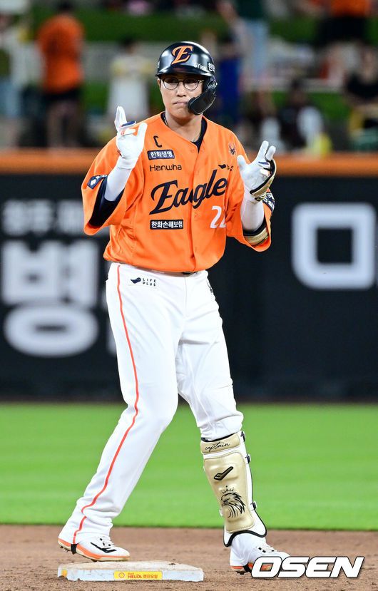 [OSEN=대전, 최규한 기자] 26일 대전 한화생명볼파크에서 ‘2025 신한 SOL Bank KBO리그’ 한화 이글스와 SSG 랜더스의 경기가 열렸다.홈팀 한화는 류현진, 방문팀 SSG는 김광현을 선발로 내세웠다.9회말 무사 선두타자로 나선 한화 채은성이 오른쪽 2루타를 날리고 2루에 안착해 기뻐하고 있다. 2025.07.26 / dreamer@osen.co.kr