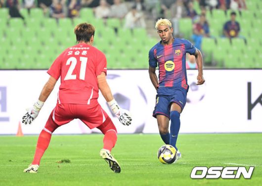 [OSEN=대구, 이석우 기자] 4일 대구스타디움에서 대구FC와 FC 바르셀로나의  2025 아시아 투어 에디션 한국 경기가 열렸다.  FC 바르셀로나는지난달 31일 서울월드컵경기장에서 열린 FC 서울과의 맞대결에서 7-3으로 완승을 거뒀다.FC 바르셀로나 라민 야말이 슛을 시도하고 있다. 2025.08.04 / foto0307@osen.co.kr