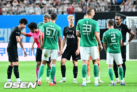 [OSEN=지형준 기자] 손흥민(33, 토트넘)의 토트넘 홋스퍼 커리어가 막을 내렸다. 선발로 출전해 약 65분을 소화한 그는 뜨거운 반응을 이끌어내며 교체아웃됐다. 토트넘은 뉴캐슬 유나이티드를 상대로 무승부를 만들어냈다.토트넘 홋스퍼는3일 오후 8시 서울월드컵경기장에서 열린 쿠팡플레이 시리즈 20252경기 뉴캐슬 유나이티드와 프리시즌 친선경기를 치러 1-1 무승부를 거뒀다.후반 토트넘 손흥민이 교체되며 김종혁 주심과 인사를 나누고 있다. 2025.08.03 / jpnews@osen.co.kr